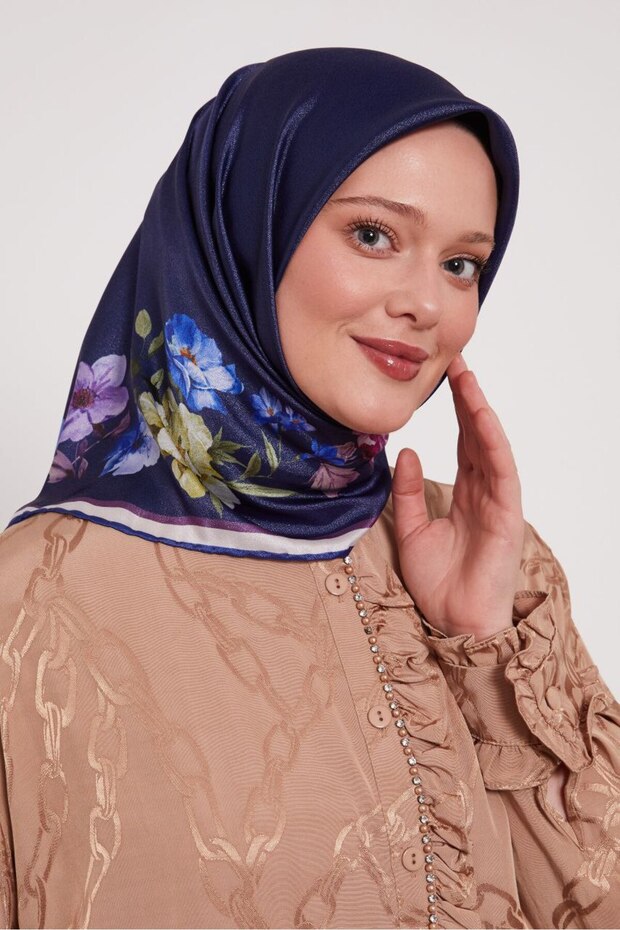 Sparkling Crystal Scarf with a Hollow Center and Floral Rose Edge