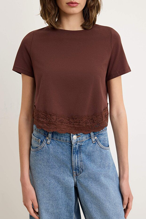 Kahverengi Regular/Normal Kalıp Kısa Kollu Dantelli Tok %100 Pamuk Örme T-shirt TWOSS26TS00224 - 3