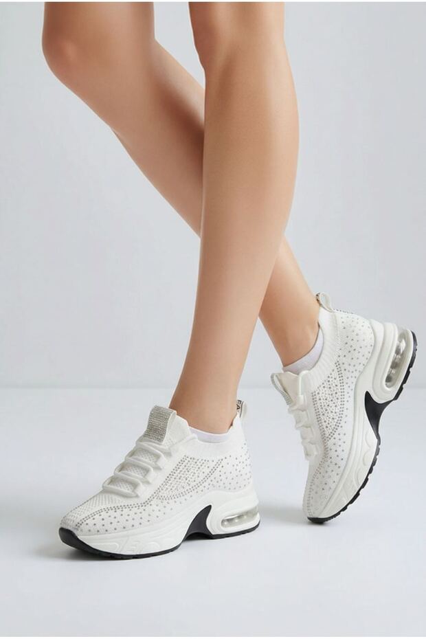 25Y300-13 Stylish Women's Sneakers with Hidden Padding