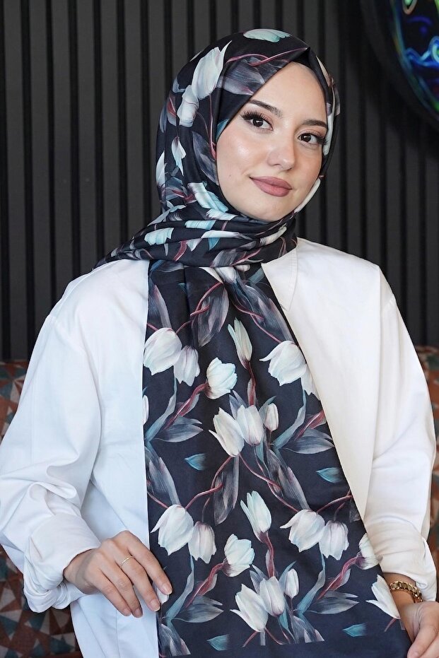 شال من القطن الناعم باللون الأسود بنمط زهرة التوليب