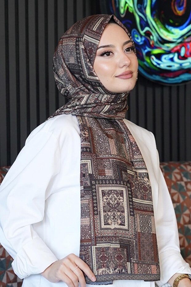 شال من القطن الأحمر بنمط بيزلي