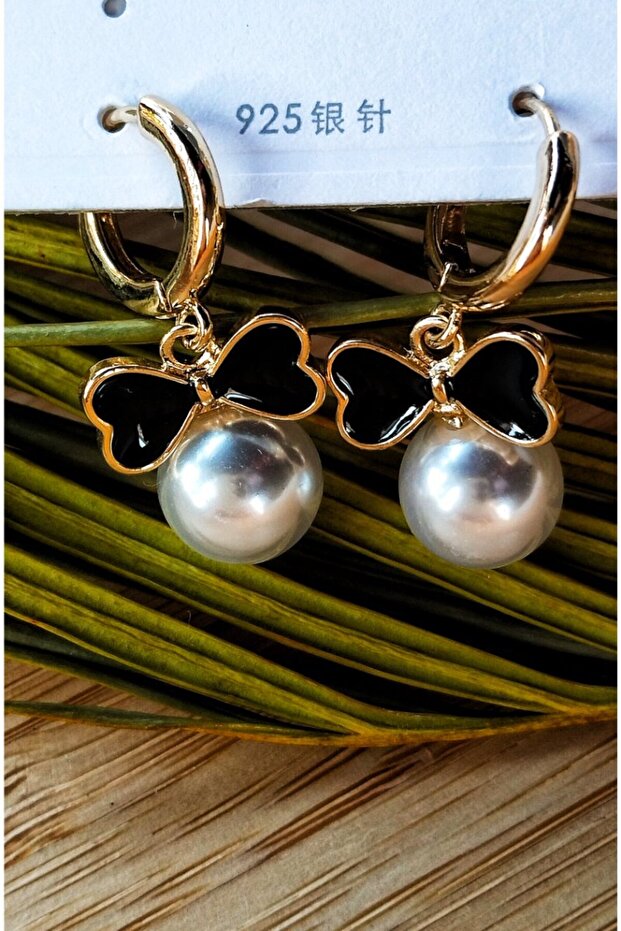 Luxurious Figured Flashy Earrings with Gold Pearl