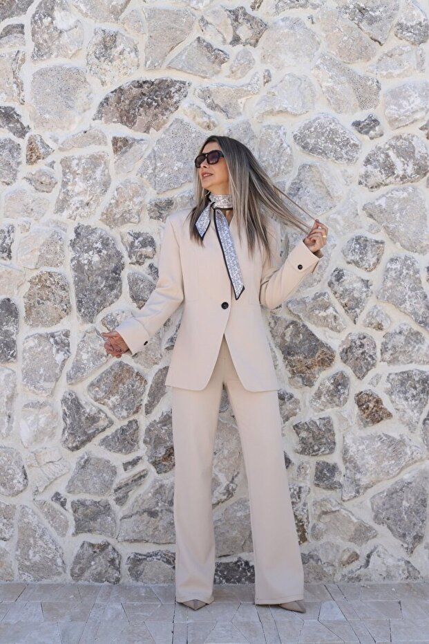 Beige collar buttoned jacket with folded sleeves