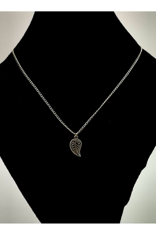 Leaf Patterned Silver Chain Necklace