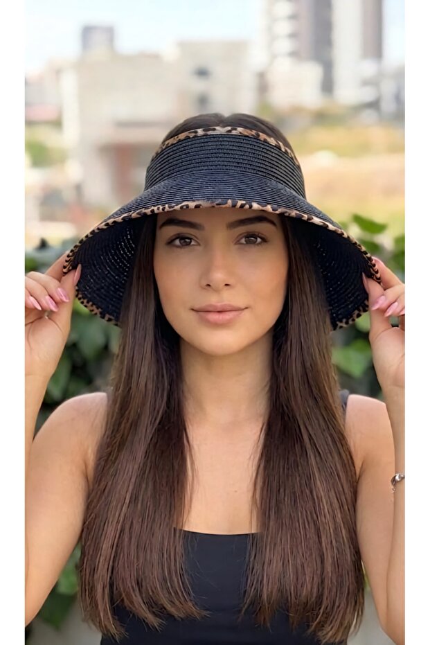 قبعة واسعة قابلة للطي من القش مع فيونكة سوداء وشريط بنمط جلد الفهد