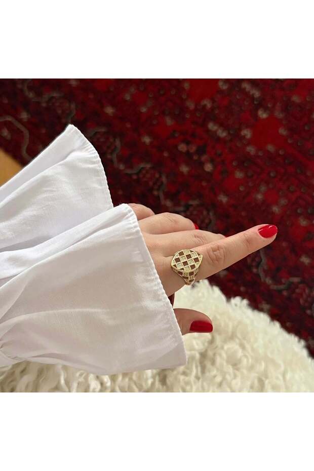 خاتم داما بني اللون