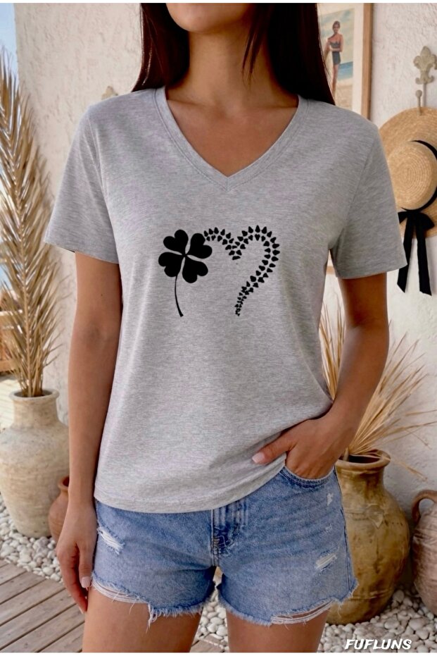 Women's Oversize V-Neck T-Shirt with Yonca Heart Print