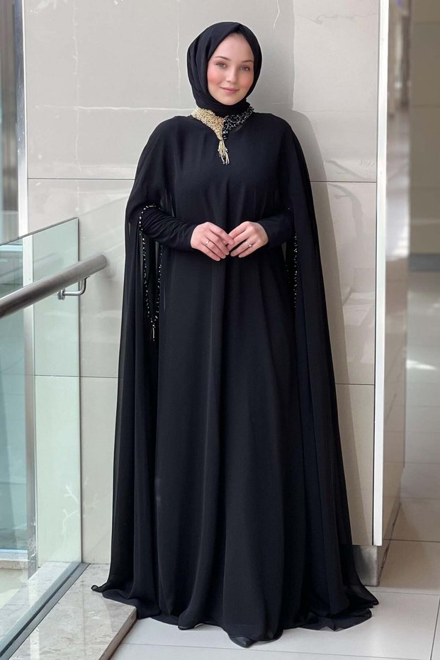 فستان سهرة بتصميم خاص مطرز يدويًا مع ياقة مزينة بالخرز والأحجار
