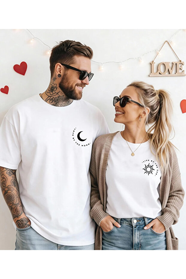 تي شيرت أبيض برقبة دائرية كبير الحجم مطبوع عليه MOON SUN مكون من قطعتين