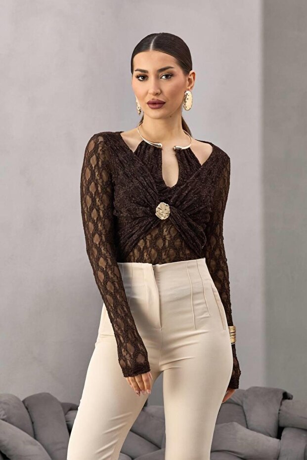 Lace Blouse with Collar and Moon Accessories Brown