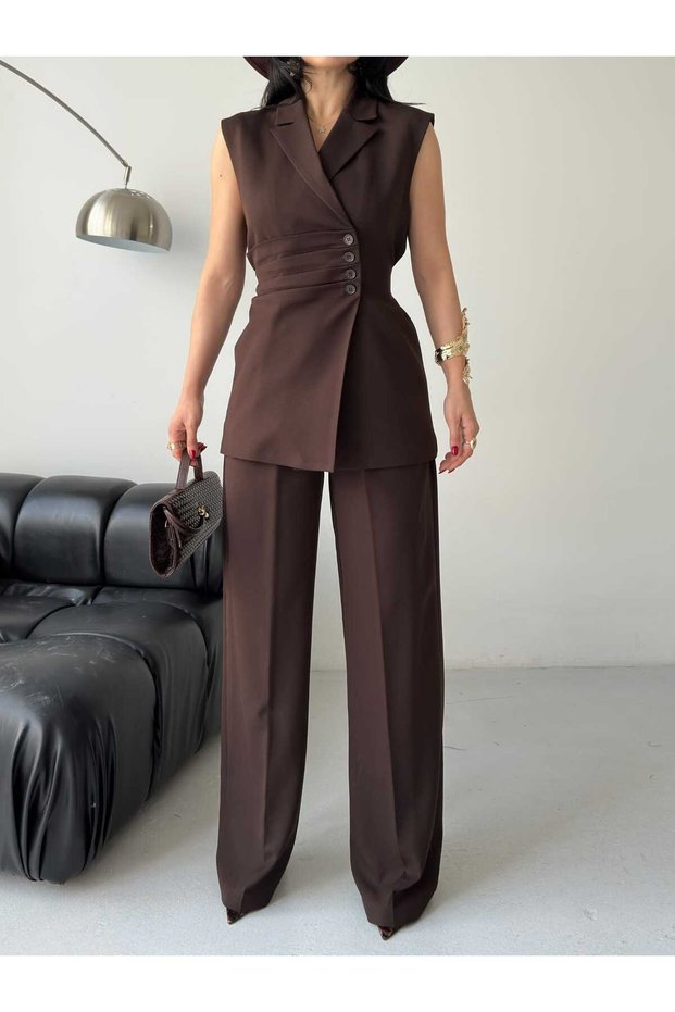 Stylish and Modern Two-Piece Set Featuring a Sleeveless Long Vest and High-Waisted Pants.