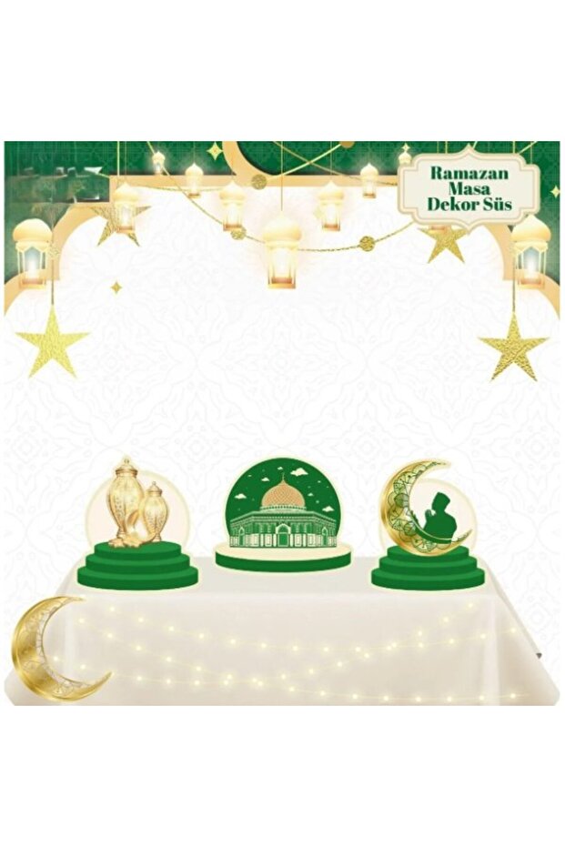 3 قطع من زينة رمضان على الطاولة باللون الأخضر