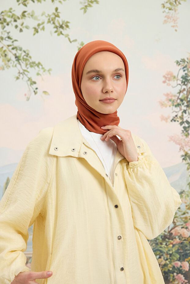وشاح فلوش فيسكوز سادة اللون اللوزي