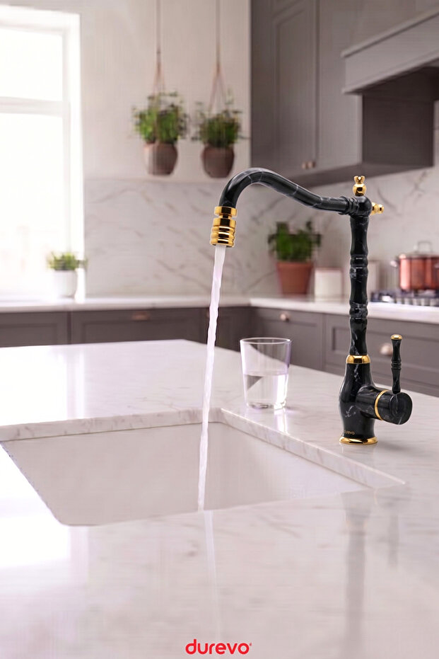 صنبور مطبخ ريفي عتيق الطراز بتصميم زين من النحاس 360 ° رأس متحرك - مقبض أنيق ورفيع بنمط رخام أسود ولون ذهبي