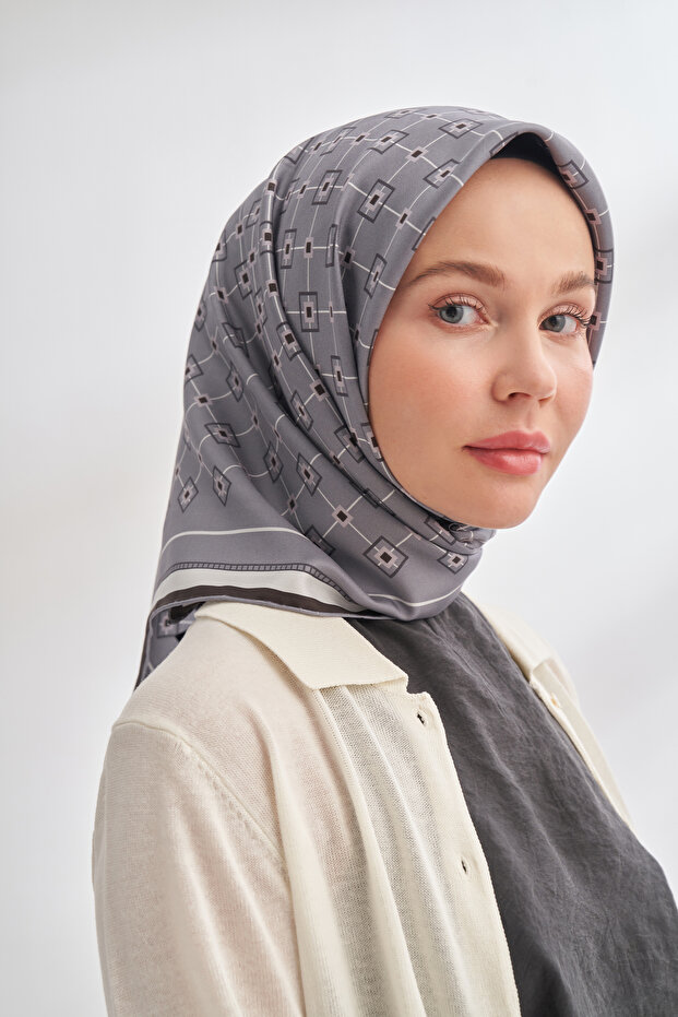 وشاح حرير منقوش من VELA DESEN - رمادي