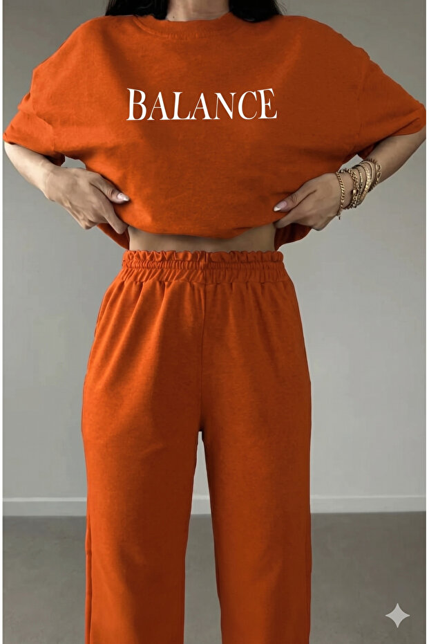 تي شيرت التوازن Sweatpants Jogger - طقم رياضي أسود مطبوع برقبة دائرية كبيرة الحجم