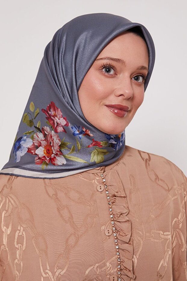 Sparkling Crystal Scarf with a Hollow Center and Floral Rose Edge