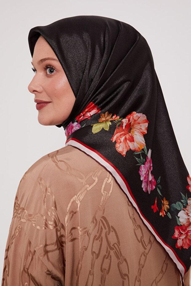Sparkling Crystal Scarf with a Hollow Center and Floral Rose Edge