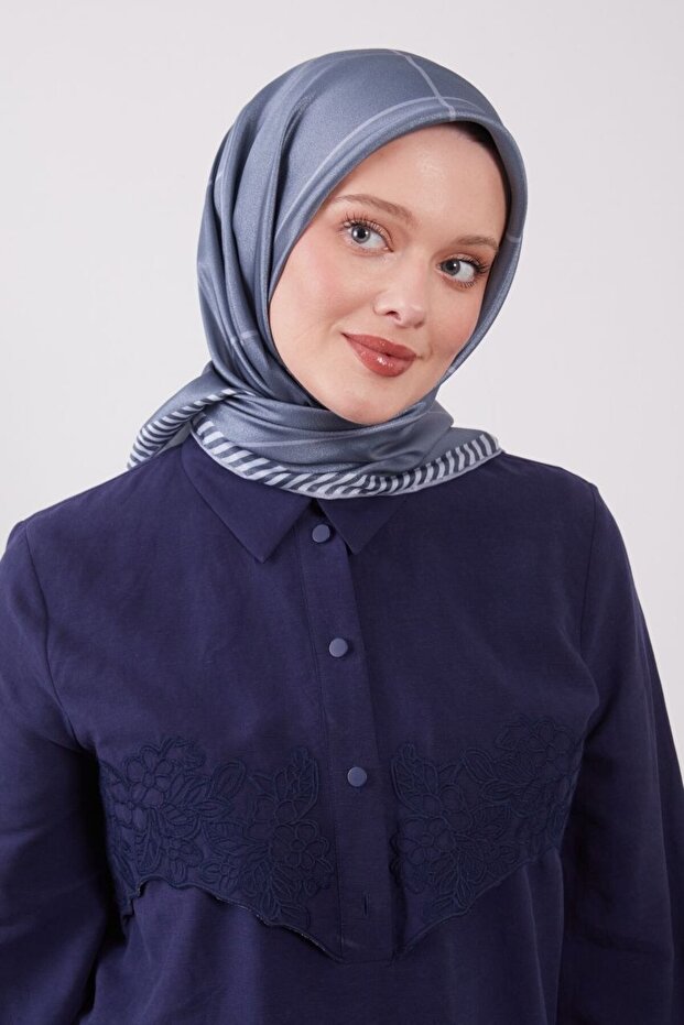 وشاح كريستالي لامع بنمط مخطط