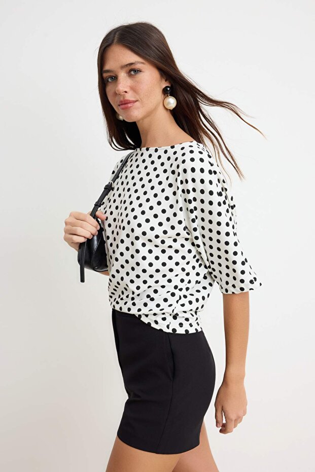 Ekru Puantiyeli Regular/Normal Kalıp Kayık Yaka Soft Touch Örme T-shirt TWOSS26TS00300 - 6