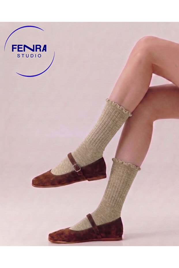 Seamless Women's Derby Beige Ruffled Cotton Socks