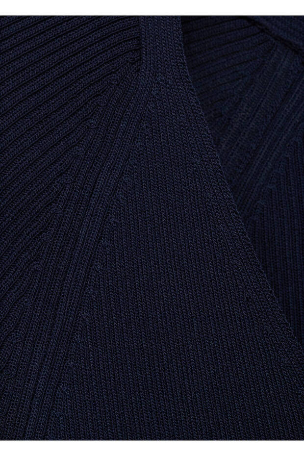 Pullover aus Gummistrick mit V-Ausschnitt - 5