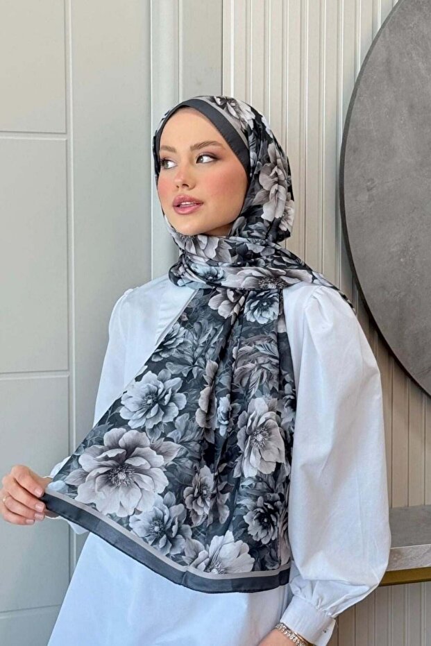 شال رقمي بنمط زهور باللون الأسود