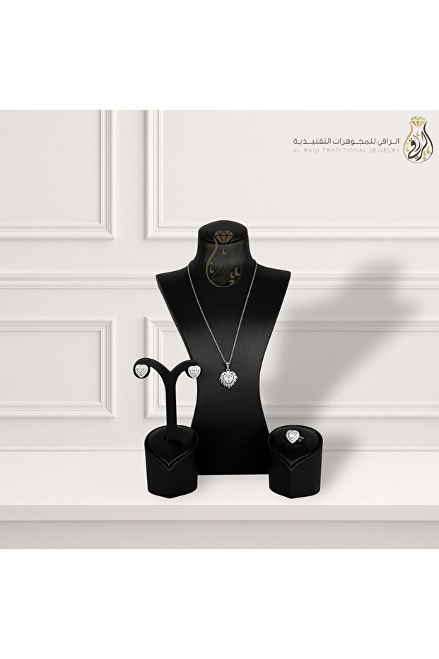 طقم مجوهرات تقليدي بتصميم قلب متوج