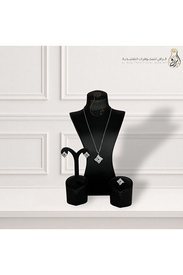 طقم مجوهرات تقليدي بتصميم مربع فاخر