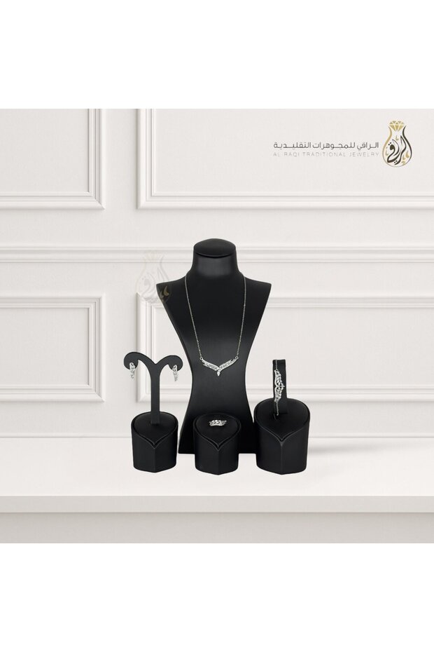 طقم بفصوص لامعة بتصميم مجنّح