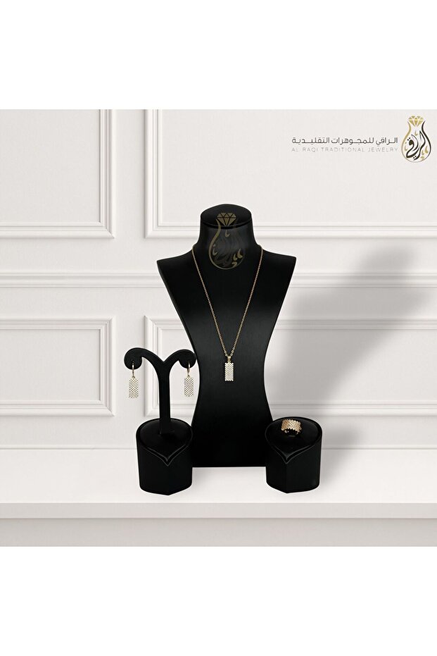 طقم مجوهرات تقليدي بتصميم مستطيل ذهبي