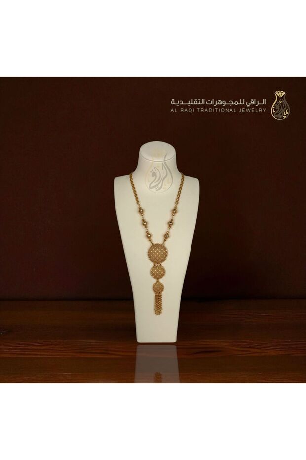 قلادة ذهب تقليدية بتصميم دائري متدرج مع سلاسل متدلية