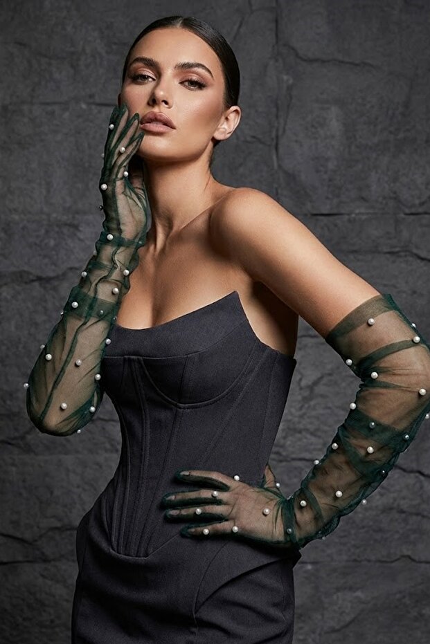 Noctyra Pearl Mesh Couture Emerald Green Gloves – Long Tulle with Pearl Detail, Luxurious Event Accessory