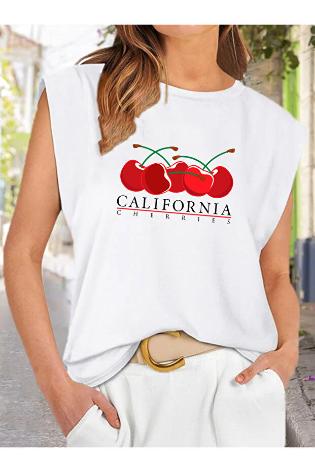 تي شيرت نسائي كبير الحجم مطبوع عليه CALIFORNIA CHERRIES بدون أكمام