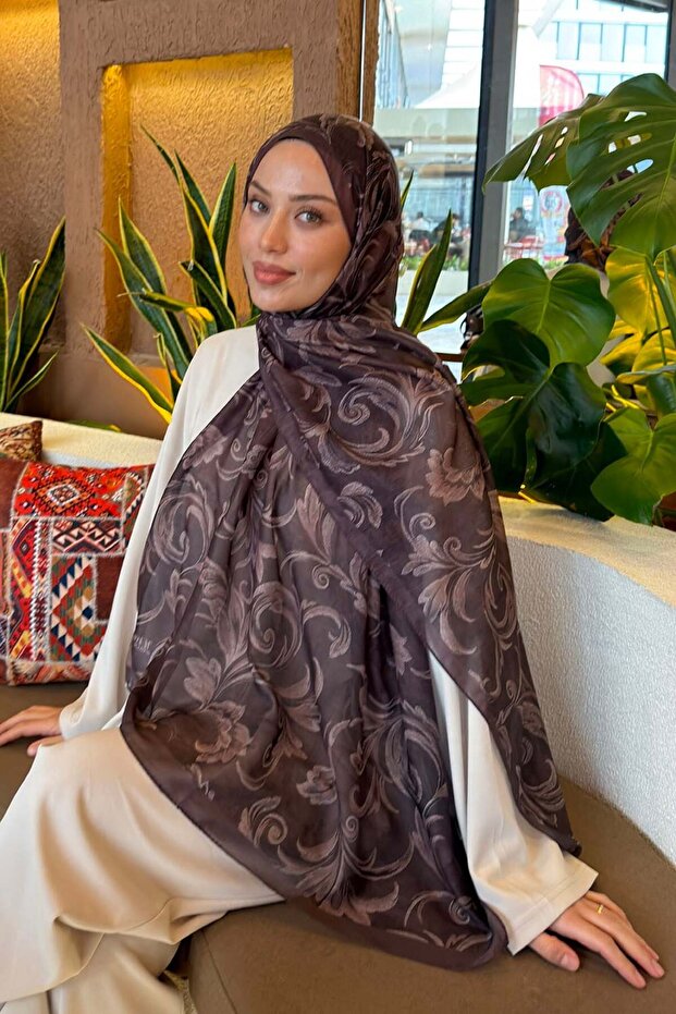 شال بنمط عرقي ناعم بلون بني فاتح