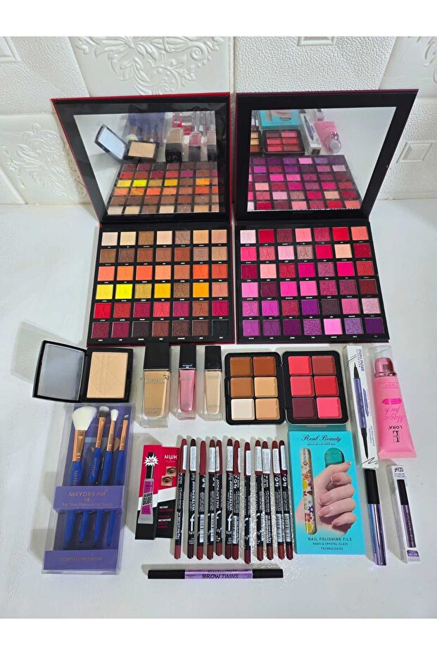 A distinctive makeup collection - 3