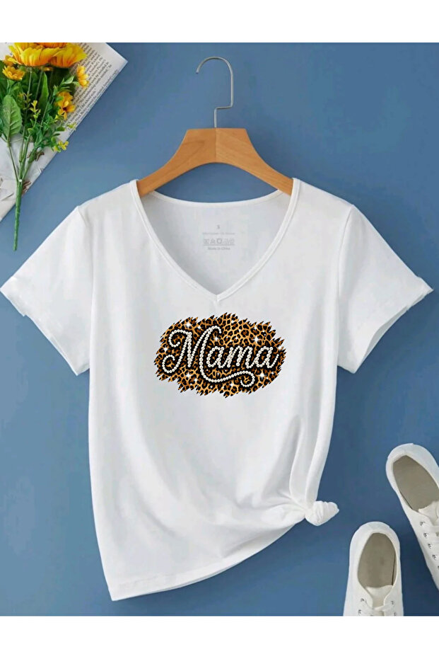 تي شيرت نسائي بأكمام قصيرة وياقة على شكل حرف V مطبوع عليه LEOPAR MAMA