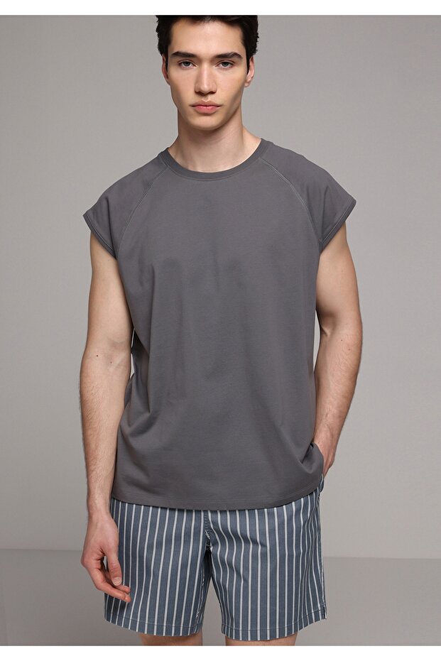 قميص رياضي للرجال بقصة مربعة واسعة بلون أنثراسايت