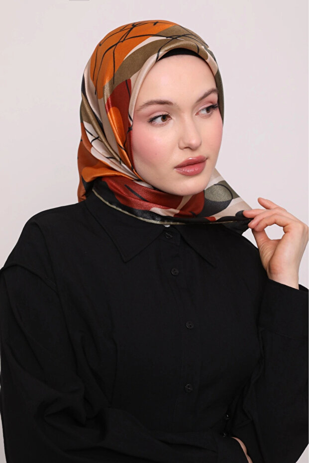 وشاح كريستال بنمط غير متماثل باللون الأسود الكاكي