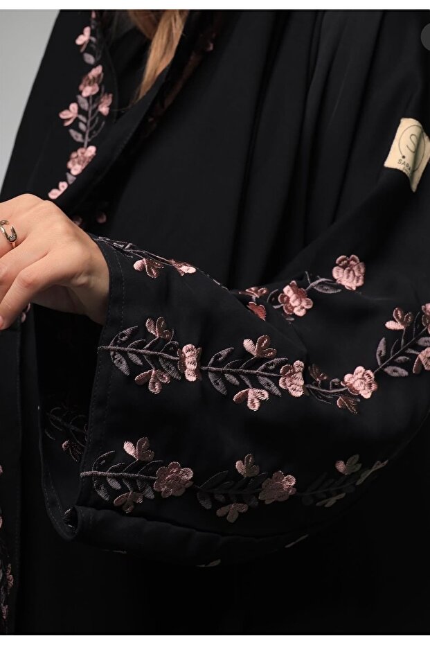 عباية بتطريز ورد