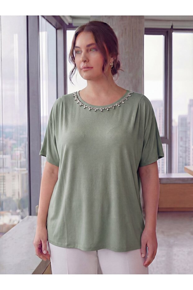 Large Size T-Shirt with Collar Stone Accessories, Green