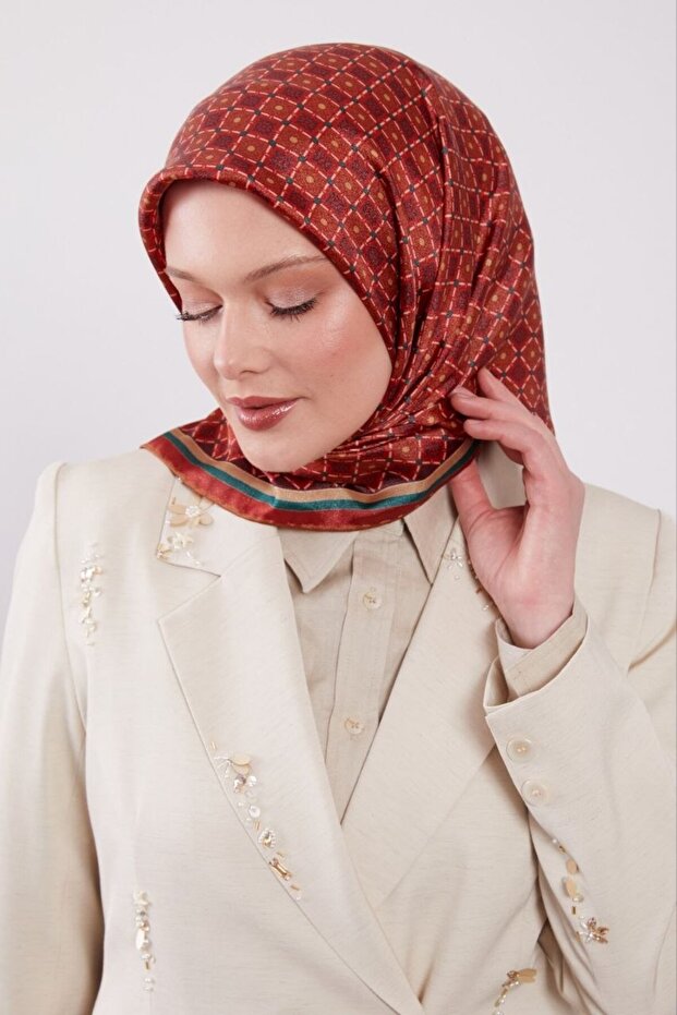 وشاح كريستال لامع بنمط هندسي