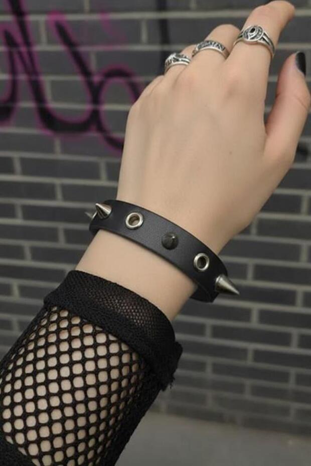 سوار جلدي أسود مثقوب على الطراز القوطي
