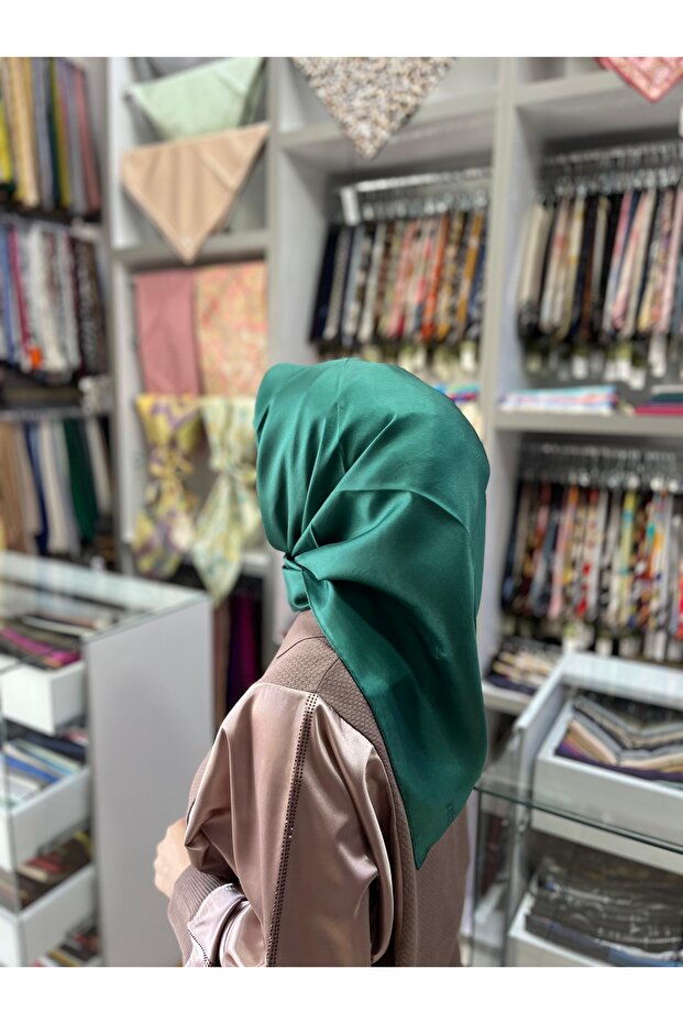 وشاح من التويل المسطح باللون الأخضر الزمردي