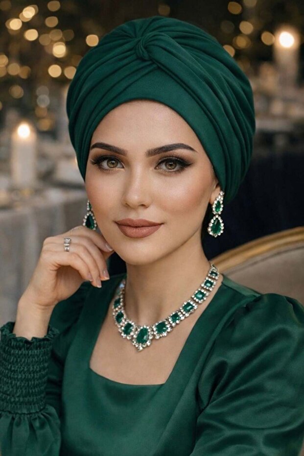 قبعة بتفاصيل مطرزة باللون الزمردي