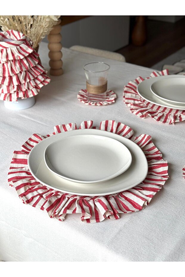 4-Piece Lovelyline Round Ruffled Linen Placemat / American Service