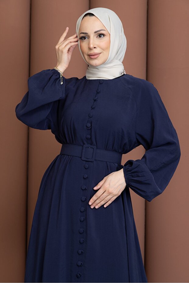 فستان بحزام وأزرار باللون الأزرق الداكن