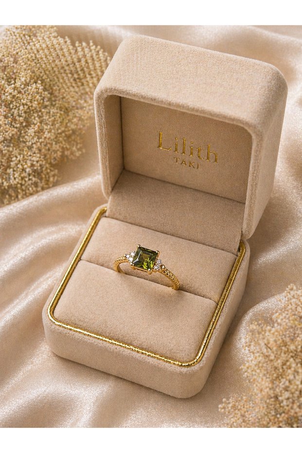 💚 The Radiance of Nobility: Luxurious Gold Ring with Emerald Green Gemstones – a Glamorous Elegance 💚