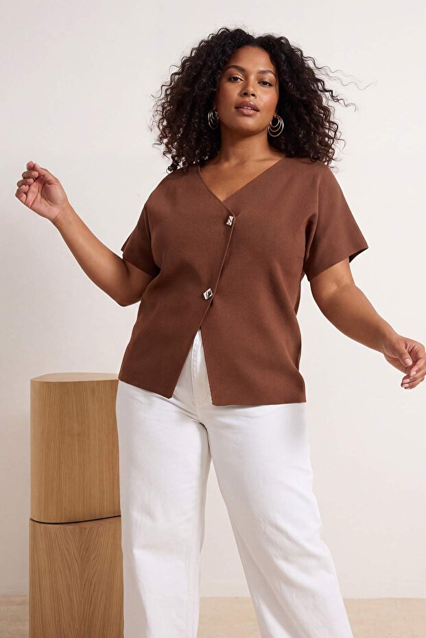 Kahverengi Düğmeli Asimetrik Kapamalı Triko Bluz TBBSS25AF00071 - 1