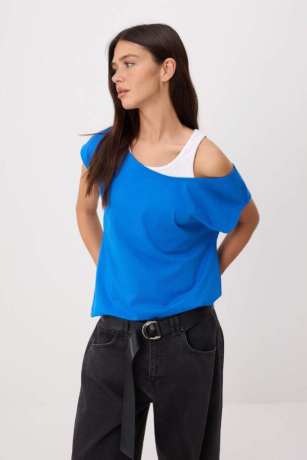 Saks Renk Bloklu Regular Kayık Yaka Düşük Kol Kısa Tok %100 Pamuk Örme T-Shirt TWOSS26TS00217 - 1